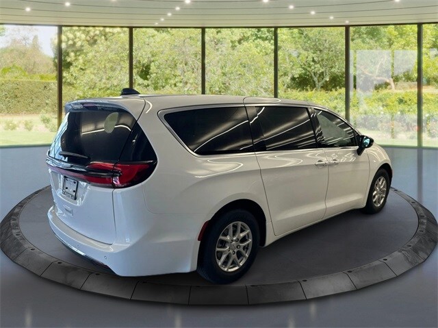 2026 Chrysler Pacifica photo 3