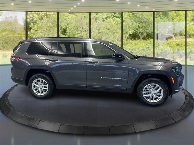 2025 Jeep Grand Cherokee Laredo photo 2