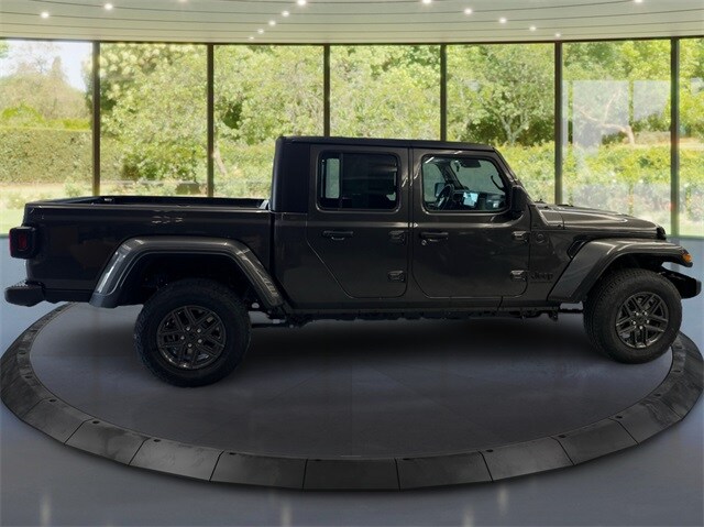2025 Jeep Gladiator Sport S photo 2