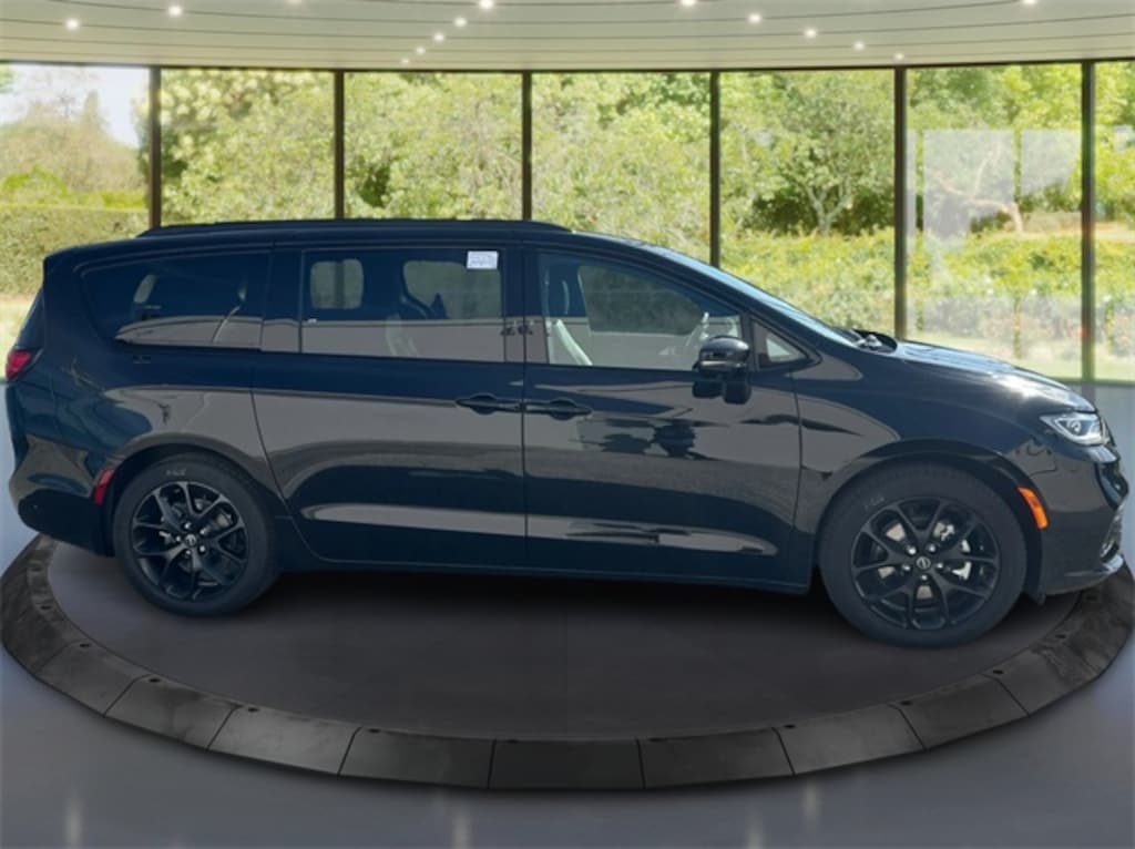 New 2026 Chrysler Pacifica Limited Passenger Van