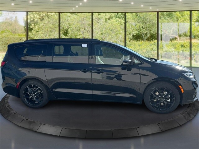 2026 Chrysler Pacifica Limited photo 2