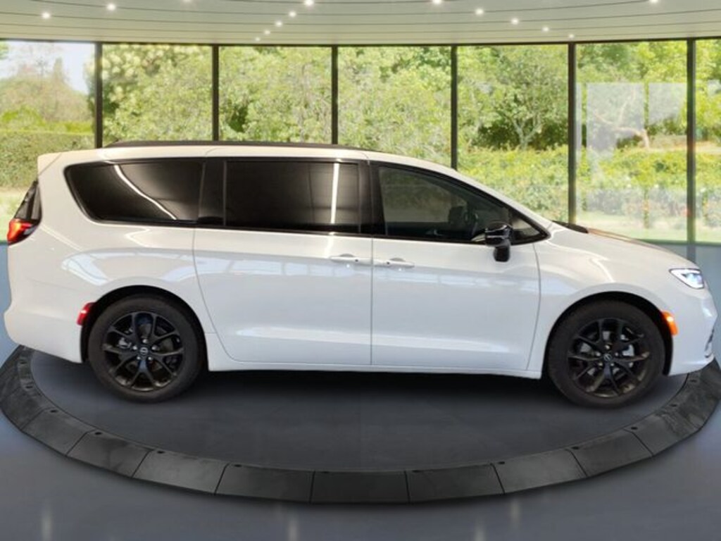 New 2026 Chrysler Pacifica Select Passenger Van