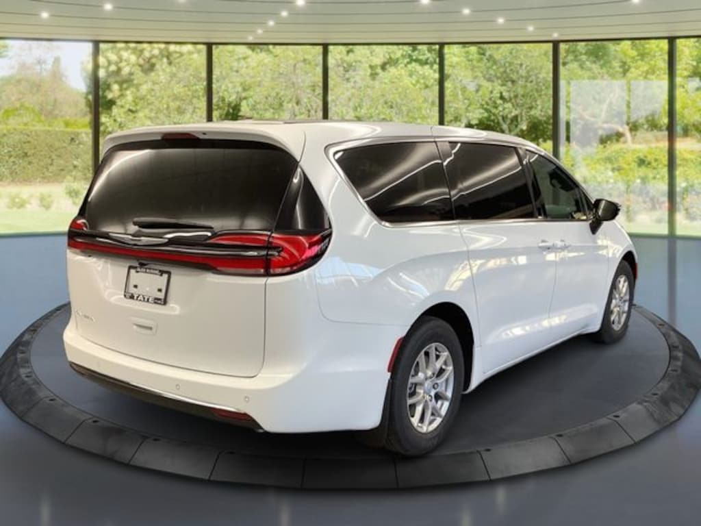New 2026 Chrysler Pacifica Select Passenger Van