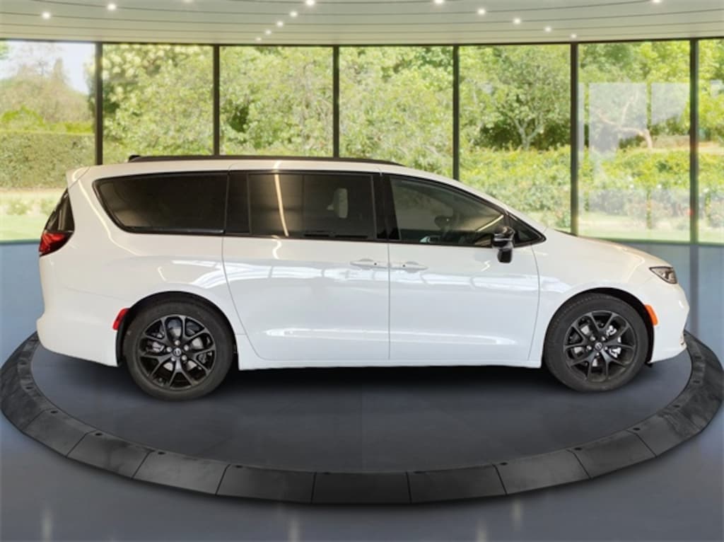 New 2026 Chrysler Pacifica Limited Passenger Van