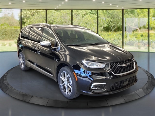 2026 Chrysler Pacifica Pinnacle's photo