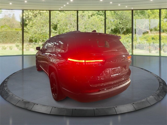 2025 Jeep Grand Cherokee Limited photo 2