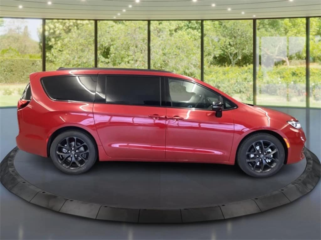 New 2026 Chrysler Pacifica Limited Passenger Van