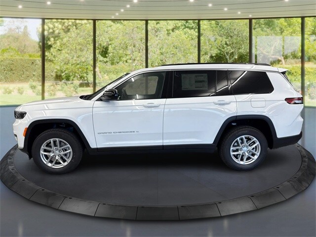 2025 Jeep Grand Cherokee Laredo photo 2