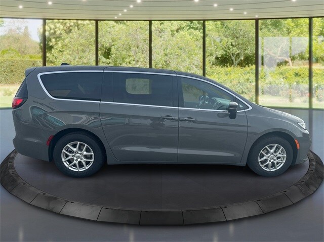 2025 Chrysler Pacifica photo 2