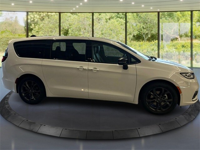 2026 Chrysler Pacifica photo 2