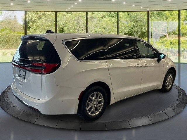 2025 Chrysler Pacifica photo 2