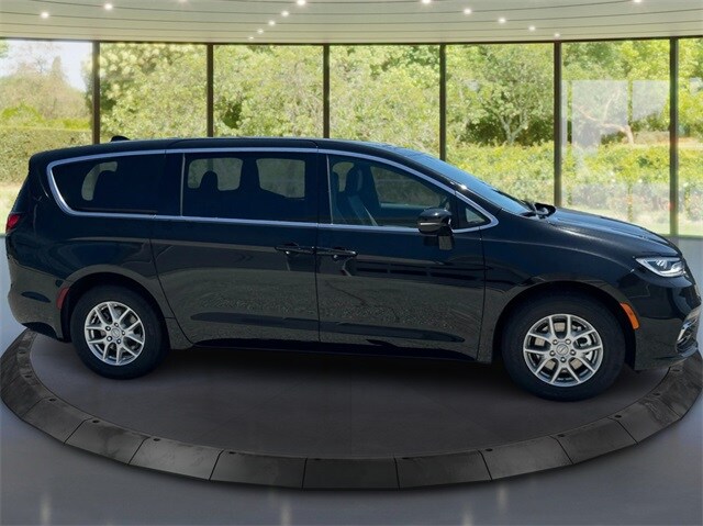 2026 Chrysler Pacifica photo 2