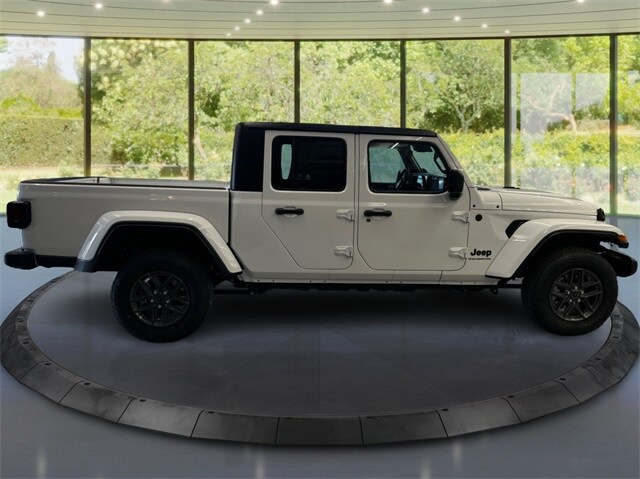 2025 Jeep Gladiator Sport S photo 2