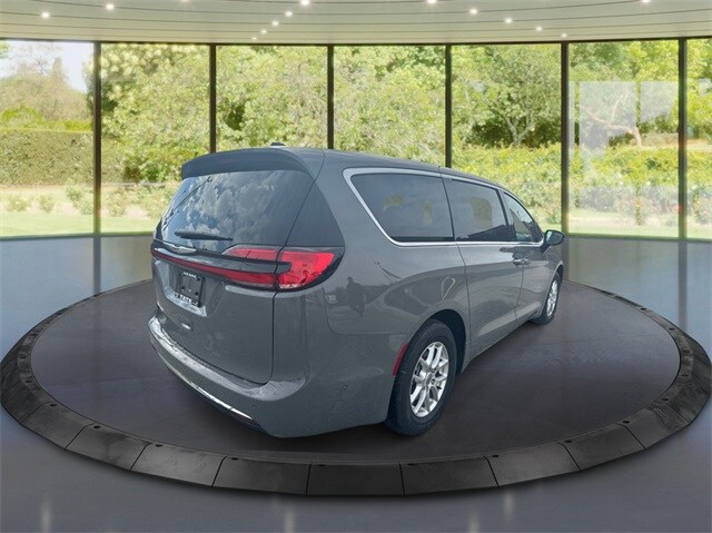2025 Chrysler Pacifica photo 3