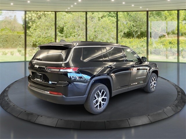 2025 Jeep Grand Cherokee Limited photo 3