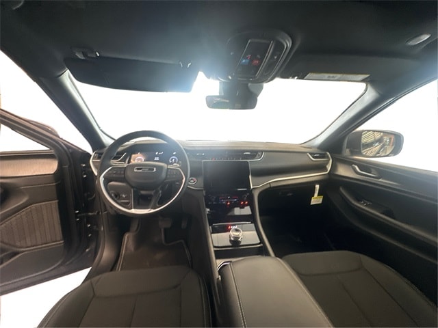 2025 Jeep Grand Cherokee Laredo photo 4