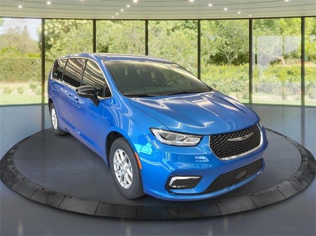 2026 Chrysler Pacifica Select's photo