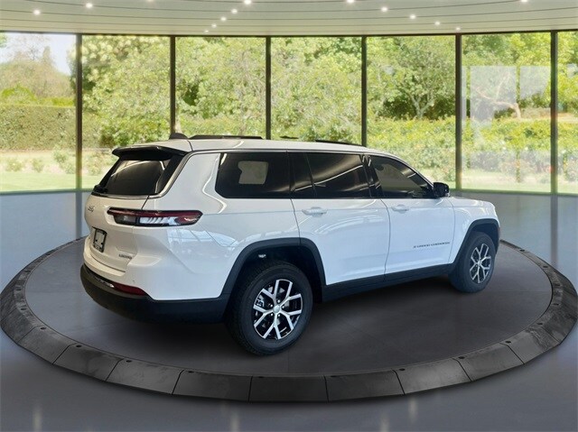 2025 Jeep Grand Cherokee Limited photo 3