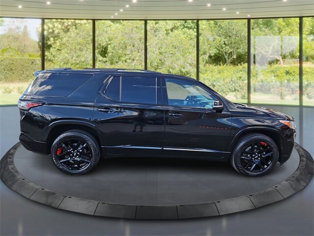 2021 Chevrolet Traverse Premier photo 2