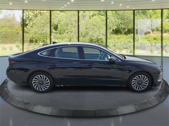 2025 Hyundai Sonata Hybrid Limited photo 2