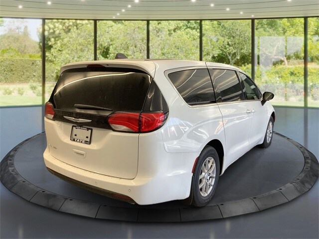 2026 Chrysler Voyager LX photo 3