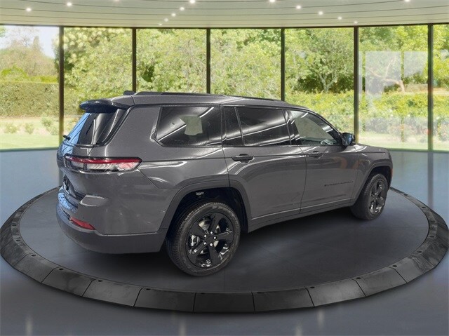 2025 Jeep Grand Cherokee Limited photo 2