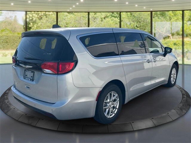 2026 Chrysler Voyager LX photo 3