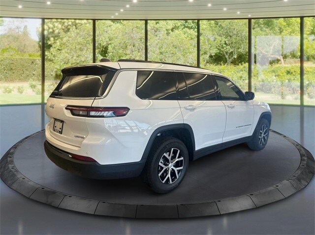 2025 Jeep Grand Cherokee Limited photo 3
