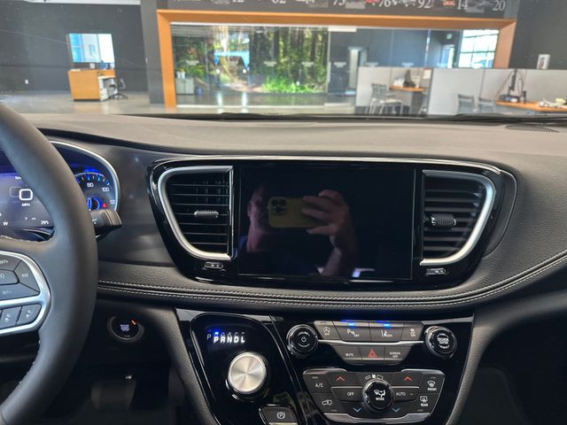 2026 Chrysler Pacifica Select - Photo 11