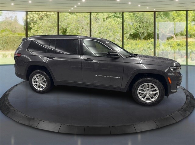 2025 Jeep Grand Cherokee Laredo photo 2