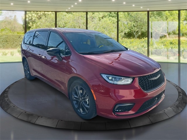 2026 Chrysler Pacifica Select's photo