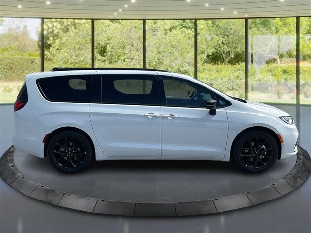 2024 Chrysler Pacifica Touring L photo 2