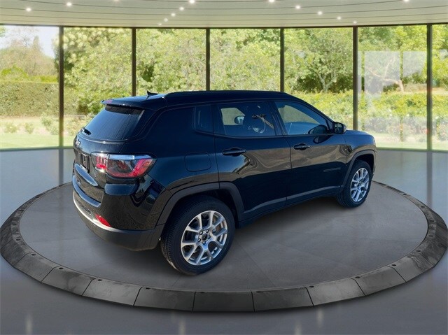 2025 Jeep Compass Latitude photo 3