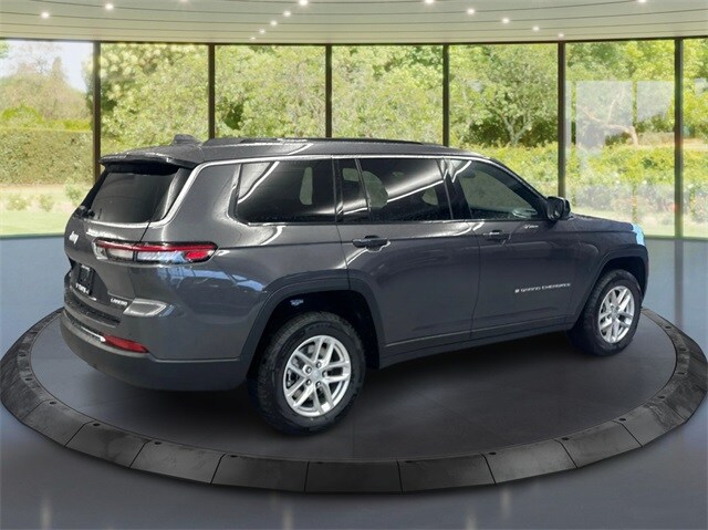 2025 Jeep Grand Cherokee Laredo photo 3
