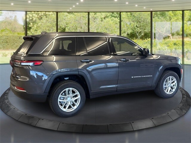 2025 Jeep Grand Cherokee Laredo X photo 3
