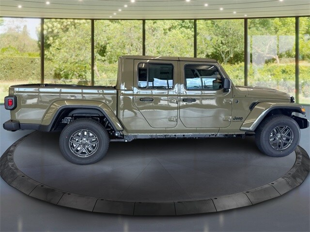 2025 Jeep Gladiator Sport S photo 2