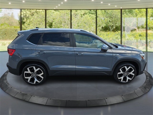 2022 Volkswagen Taos SEL photo 2