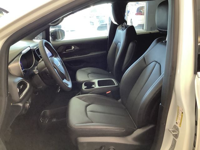 2026 Chrysler Voyager LX - Photo 11