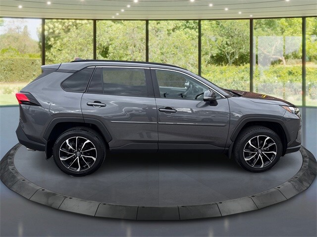 2022 Toyota RAV4 XLE photo 2