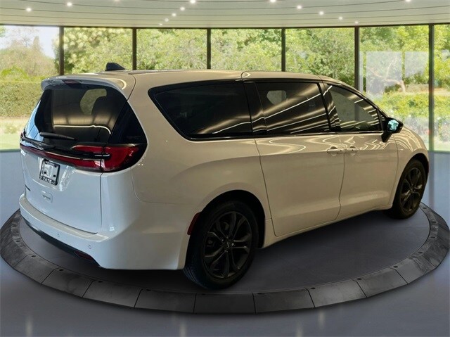 2026 Chrysler Pacifica photo 3