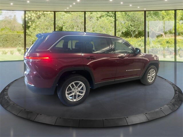 2025 Jeep Grand Cherokee Laredo photo 2