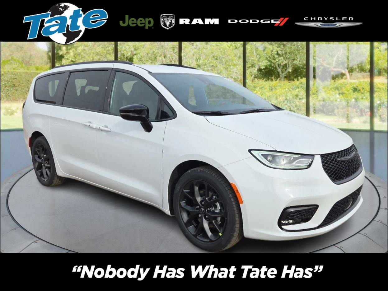 2026 Chrysler Pacifica Select's photo