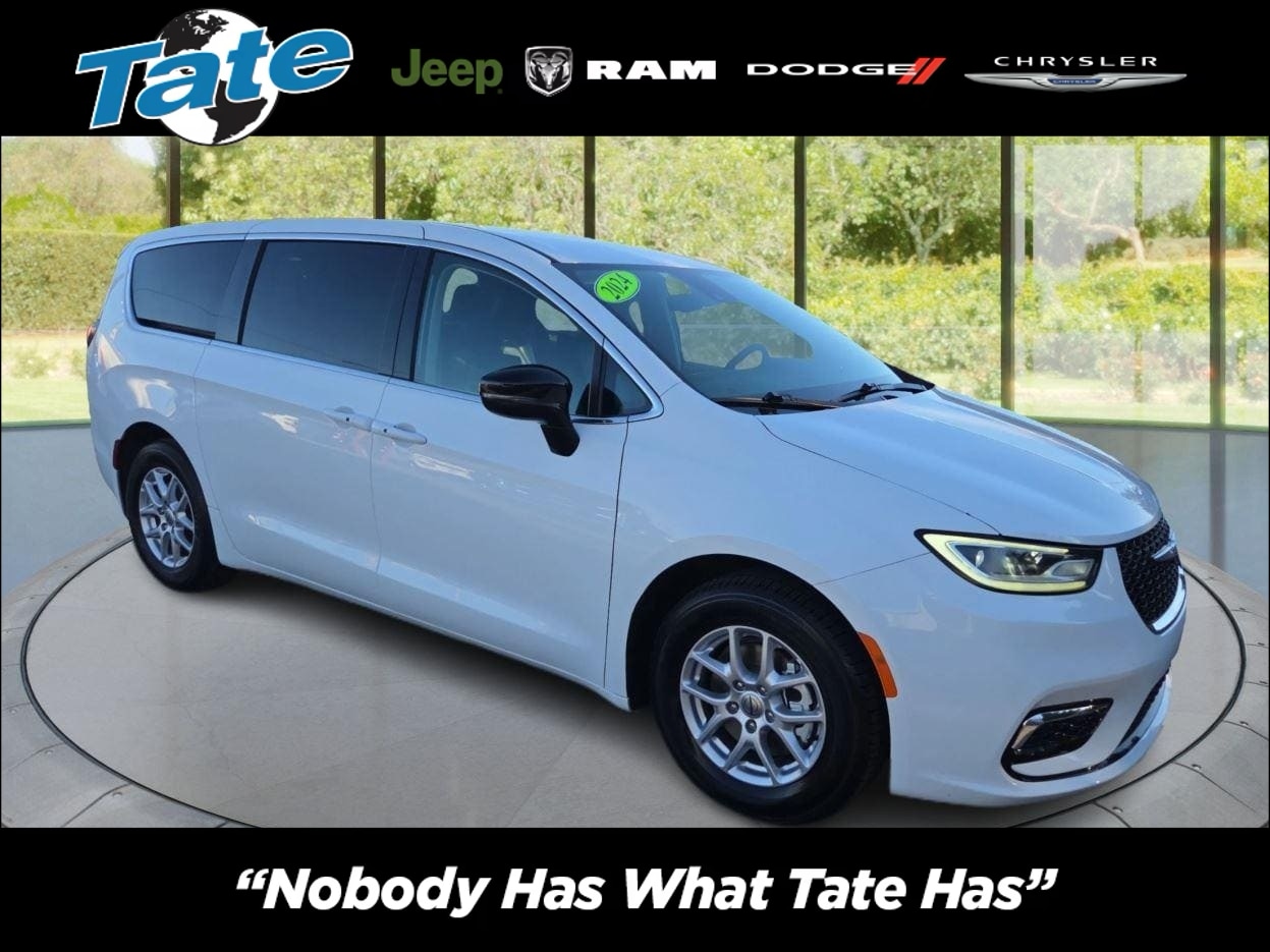 2024 Chrysler Pacifica Touring L's photo