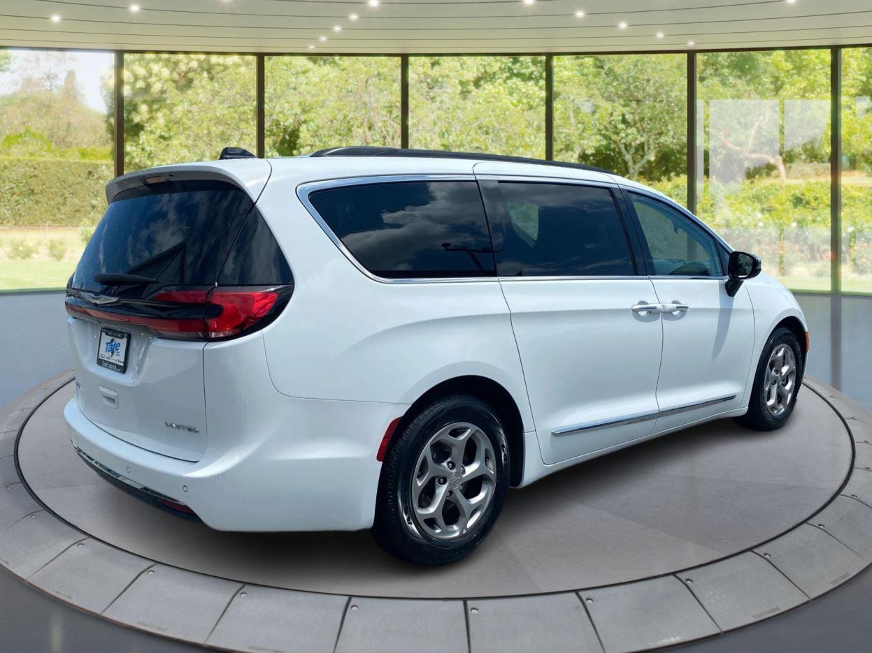 2023 Chrysler Pacifica Limited photo 2