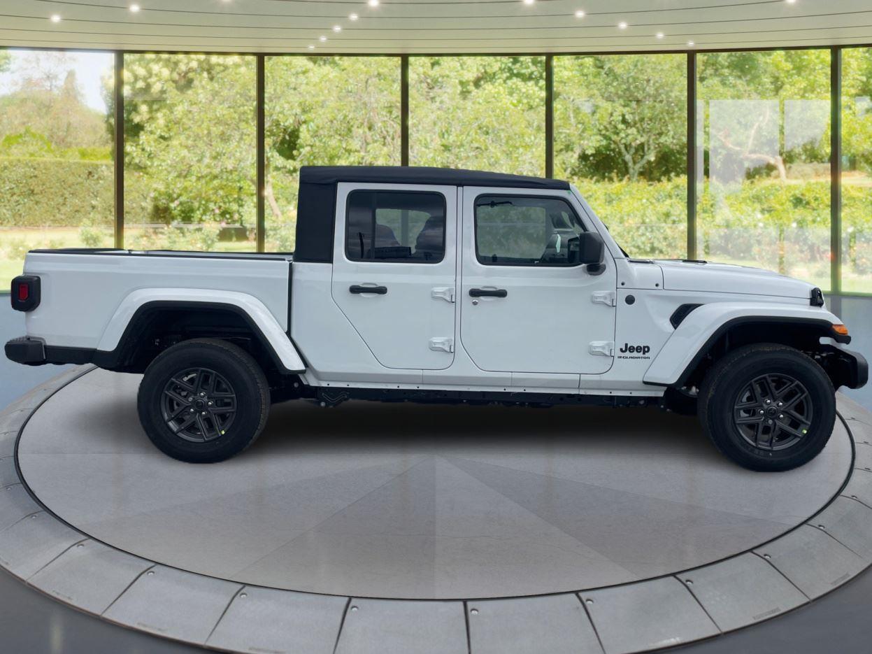 2025 Jeep Gladiator Sport S photo 2