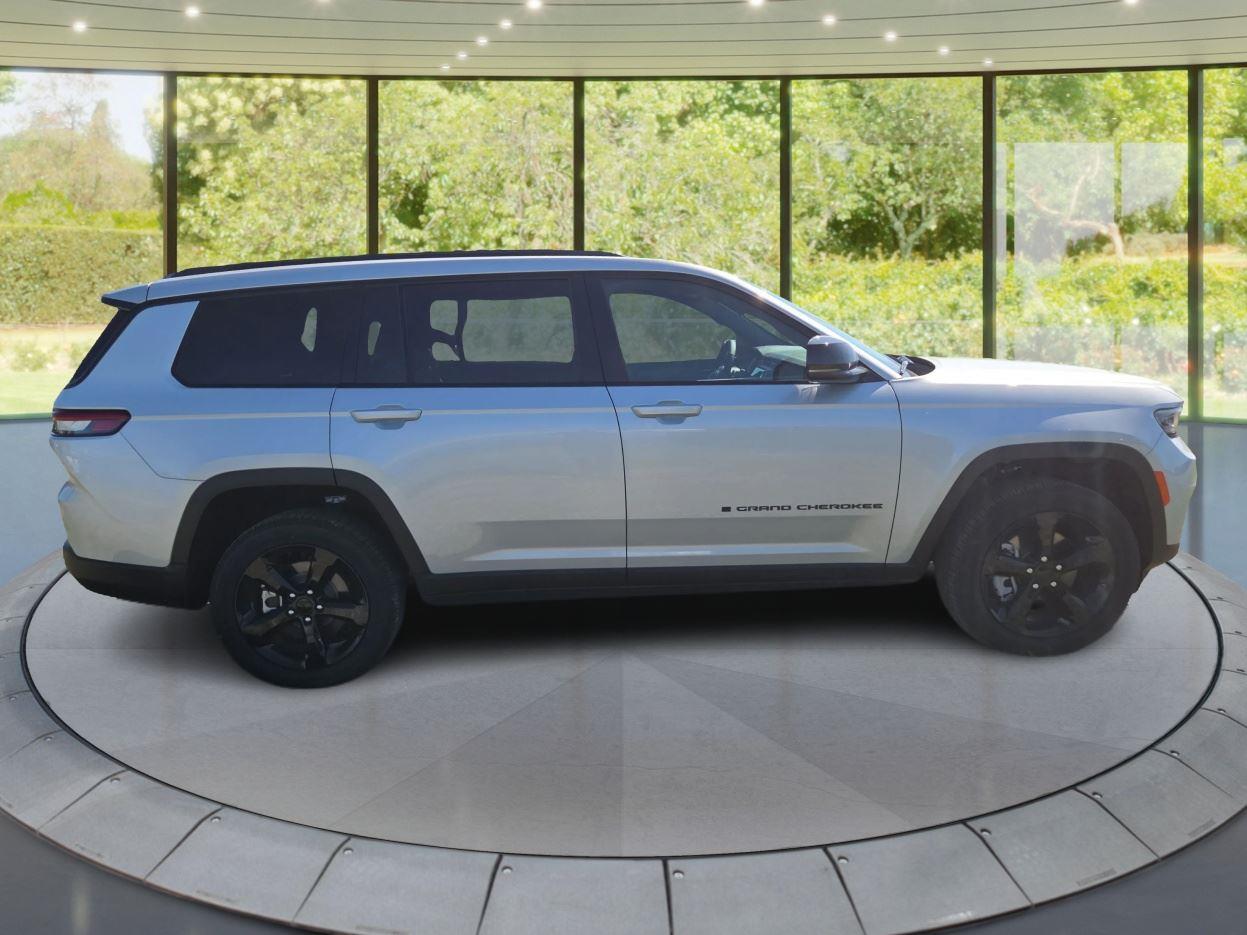 2025 Jeep Grand Cherokee Altitude photo 2