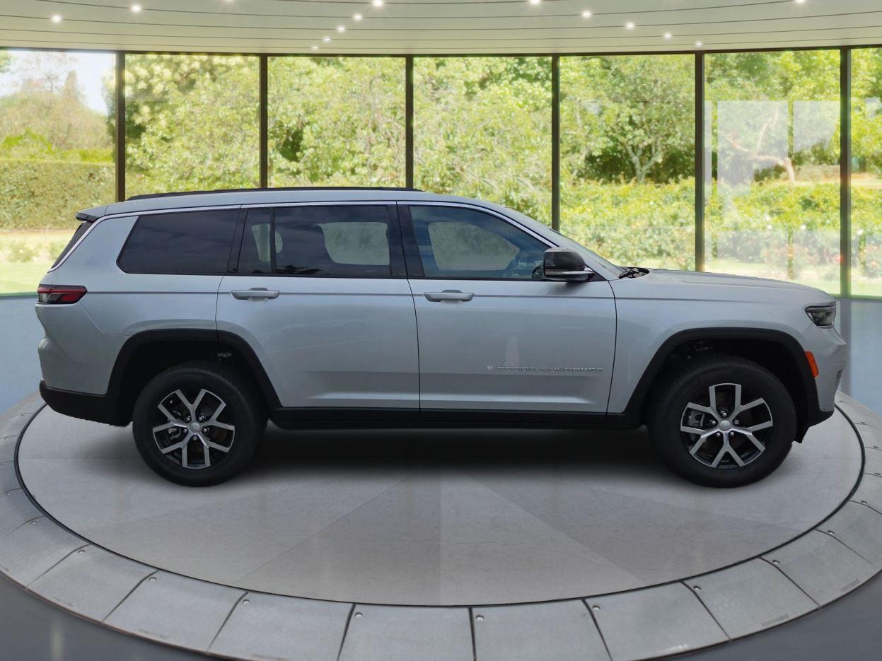 2025 Jeep Grand Cherokee Limited photo 2