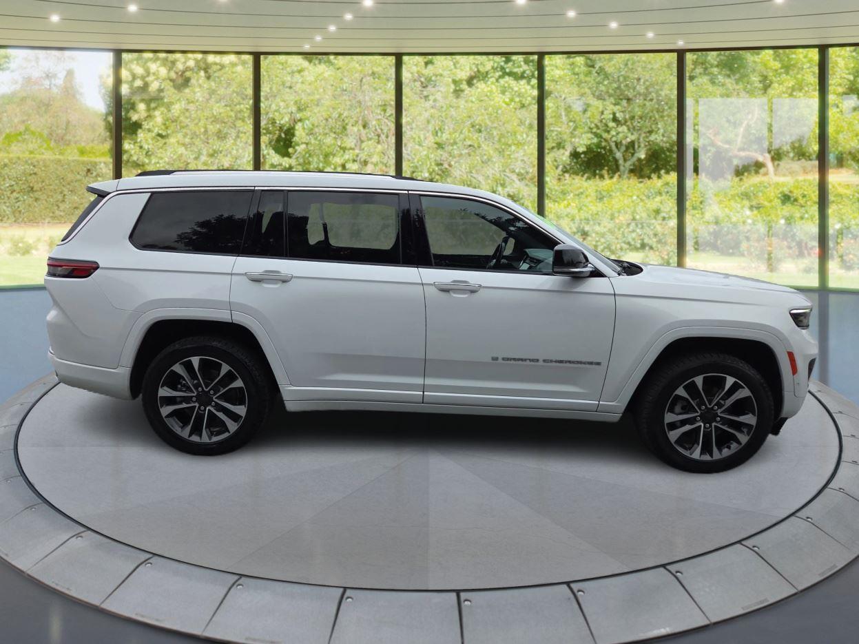 2022 Jeep Grand Cherokee Overland photo 2