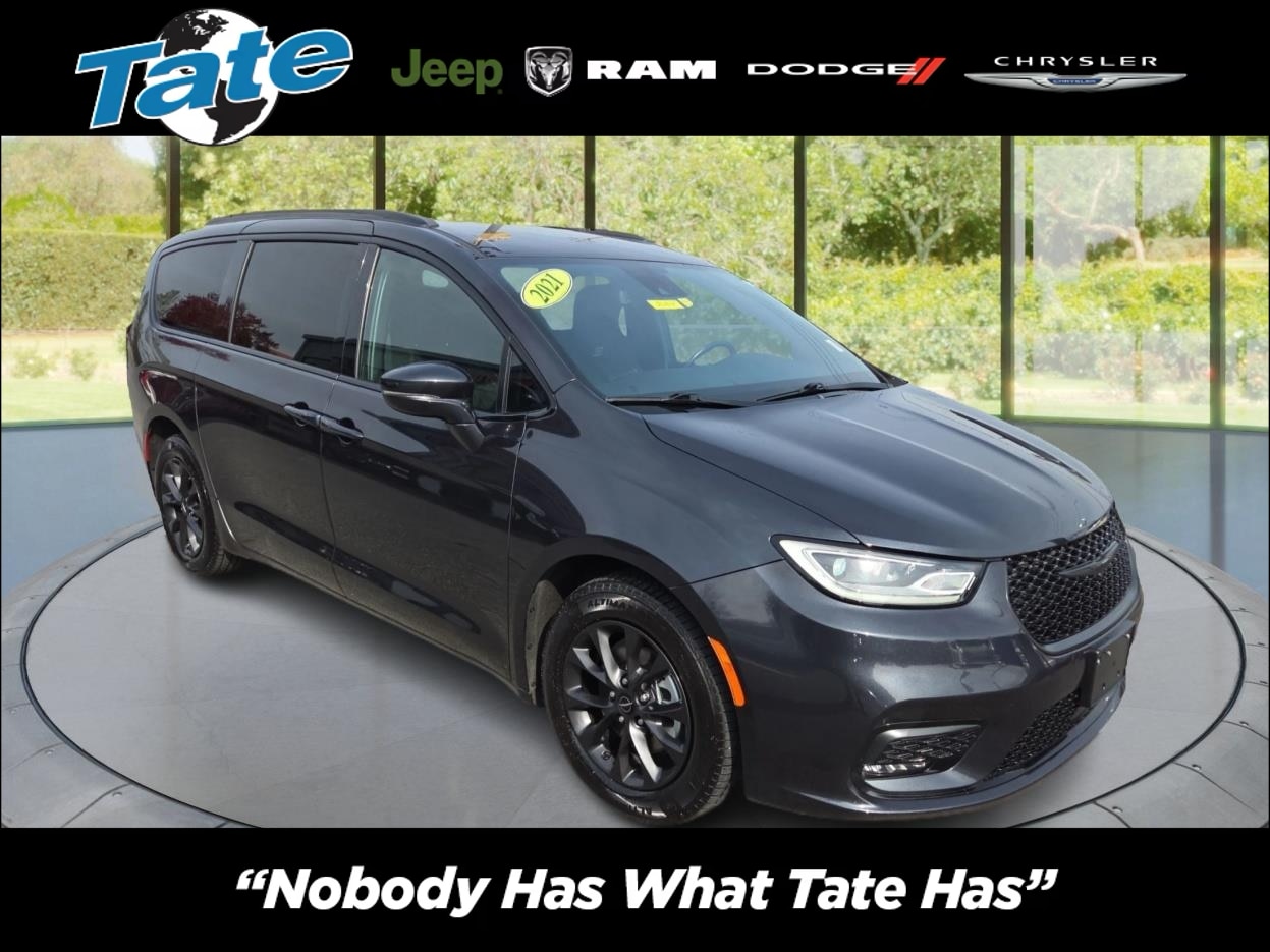 2021 Chrysler Pacifica Touring's photo