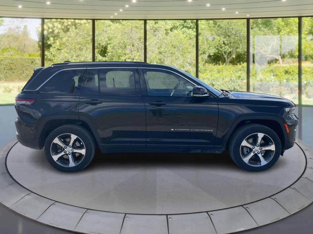 2023 Jeep Cherokee 4xe Sport photo 2